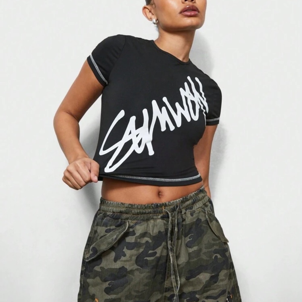 Chic Black Graphic Women's Crop Top